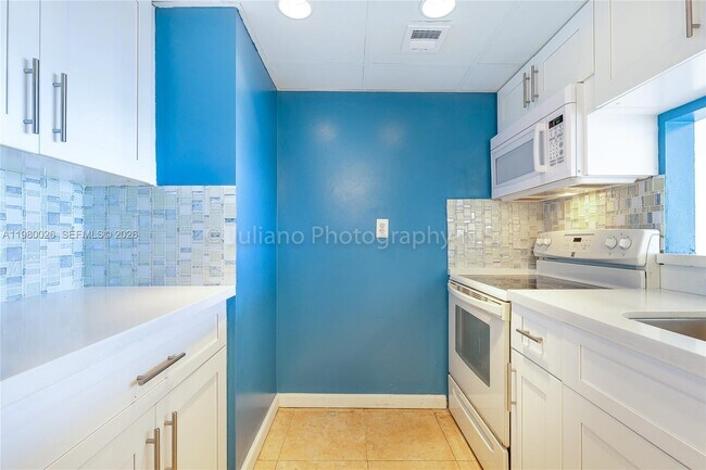 Building Photo - 7601 E Treasure Dr