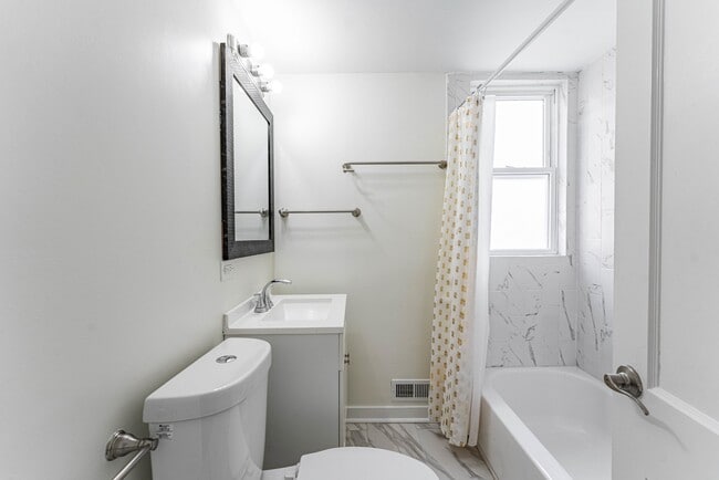 Building Photo - 2817 Maple Ave