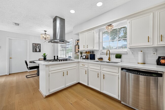 Building Photo - 15202 La Mancha Dr