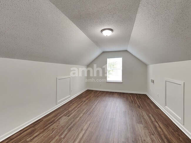 Building Photo - 375 Ermines Way