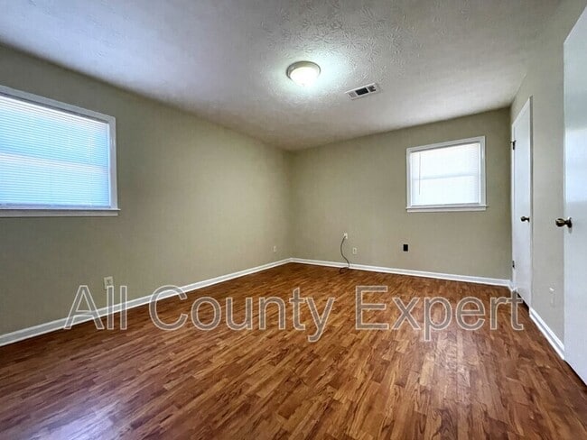 Building Photo - 1042 Chestnut Oak Ct NE