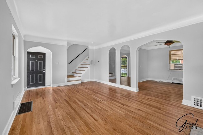 Building Photo - $1350 3 bedrooms