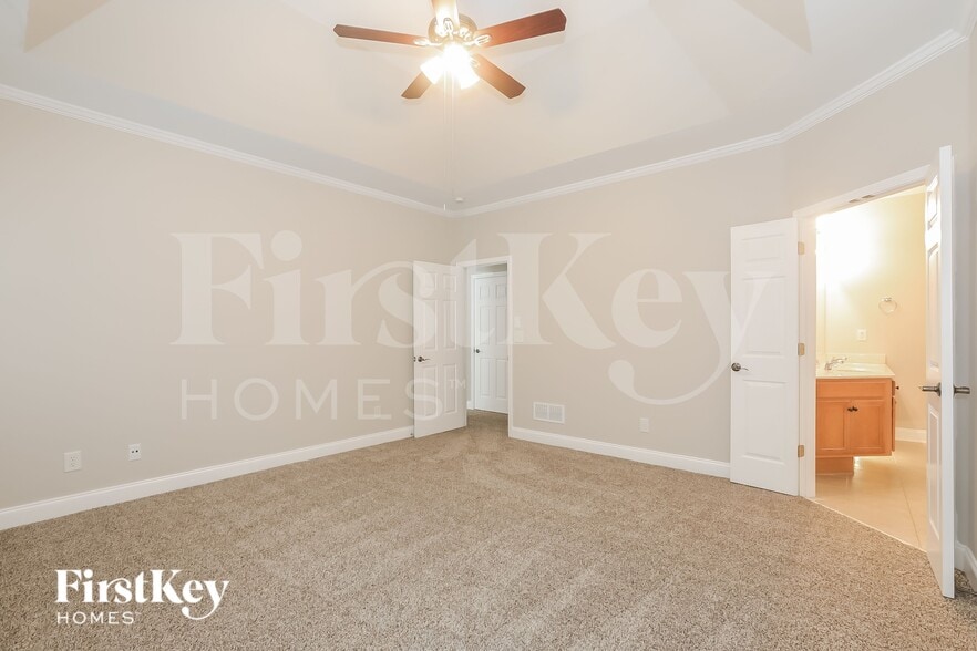 Building Photo - 495 Roland Manor Dr