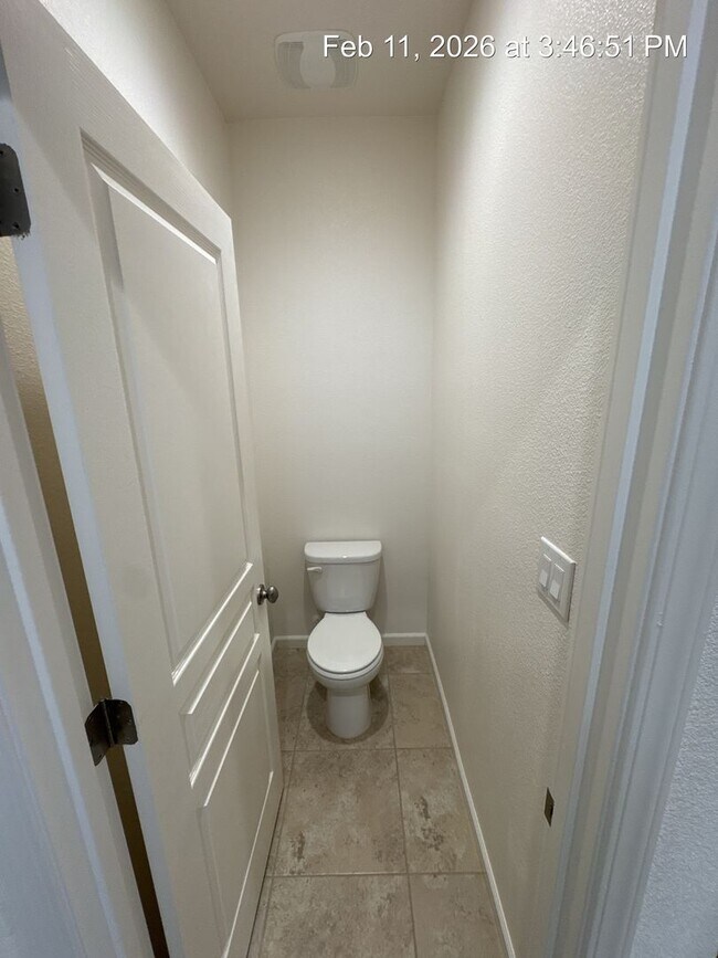 Building Photo - 4 Bedroom home! Rent Ready NW Visalia!