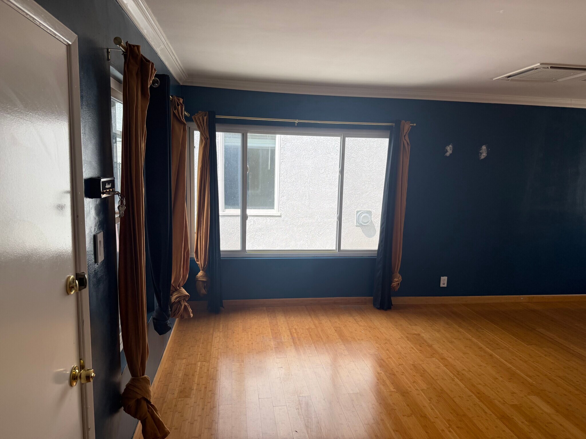 Building Photo - 1227 E 1st St