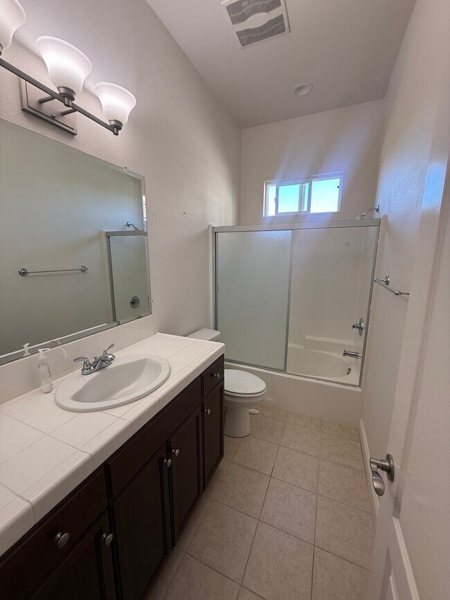 Building Photo - 955 Romneya Ln