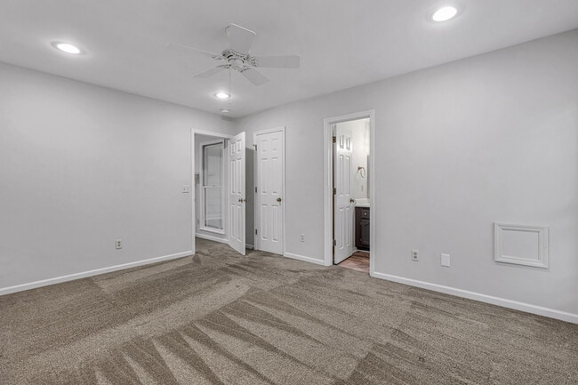 Building Photo - 127 Hollington Dr NE