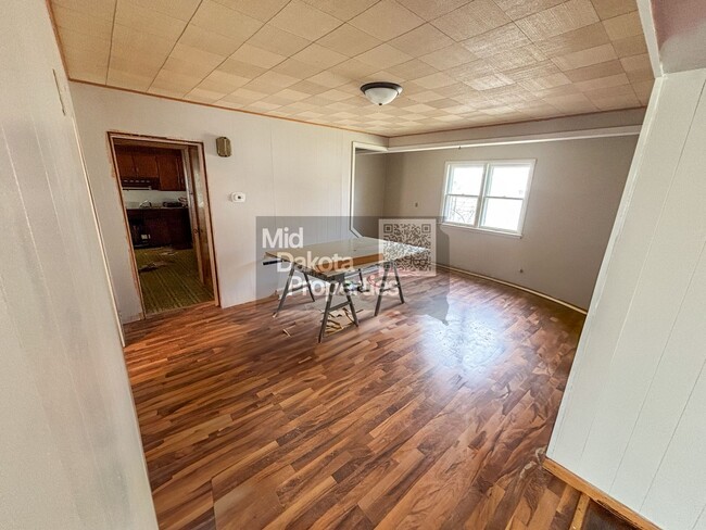 Building Photo - 502 E 3rd-6 bedroom, 2 bathroom house