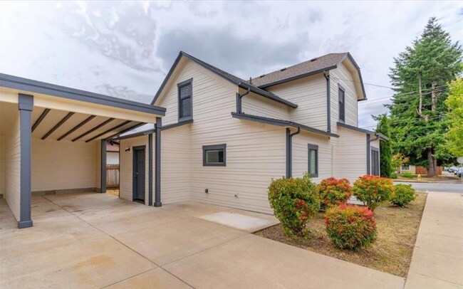 Building Photo - 3505 Lancaster Dr NE