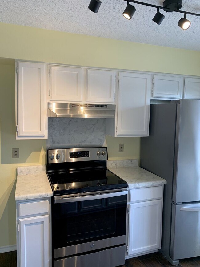 Building Photo - Ready for Move In  Nice & Clean 1 Bedroom ...