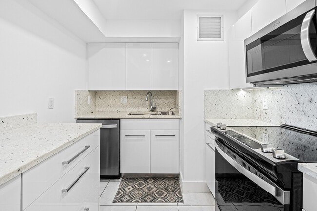 Building Photo - 525 N Ocean Blvd