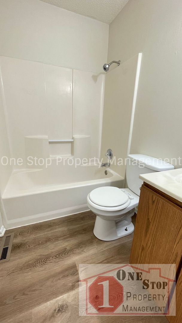 Building Photo - Beutiful duplex 2-bedroom, 1-bath in Blue ...