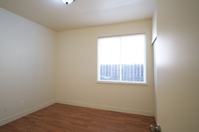 Building Photo - 3 Bedroom 2 bath!