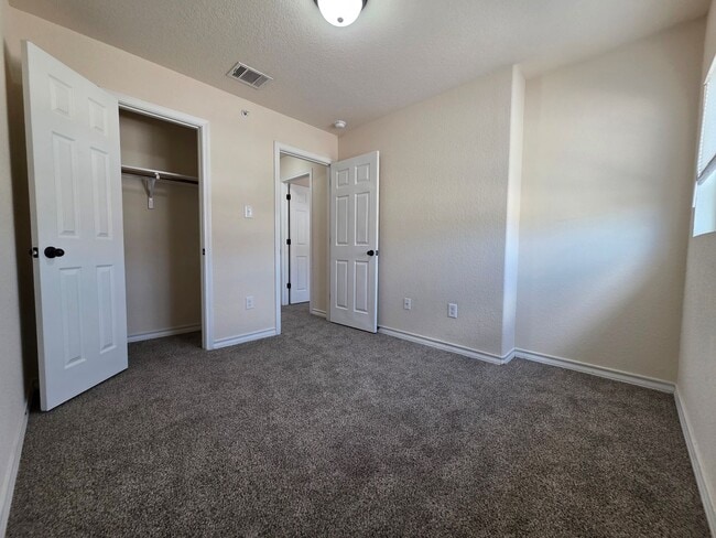 Building Photo - Town home for rent