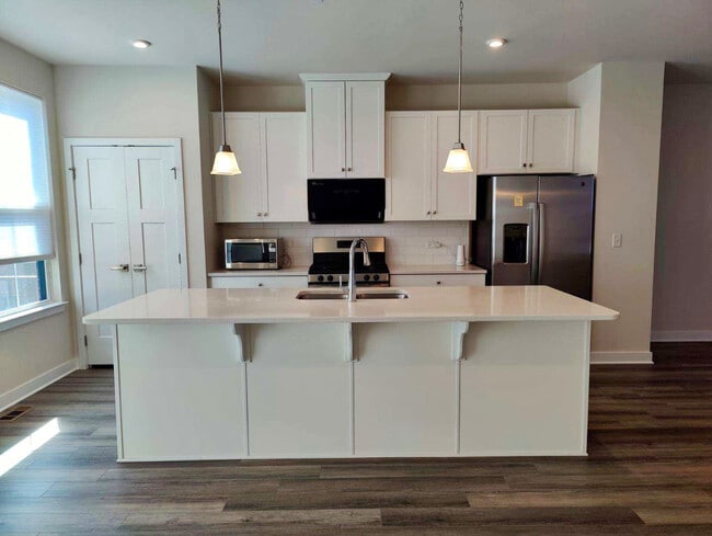 Building Photo - 319 Elm Ct.