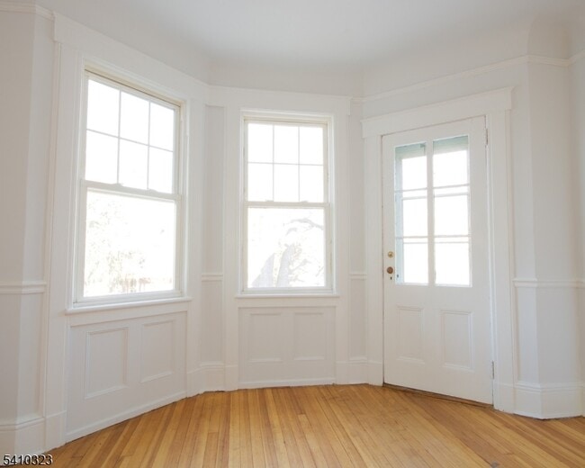 Building Photo - 13 Oxford St