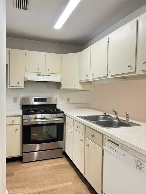 Building Photo - 1004 New Bedford Dr