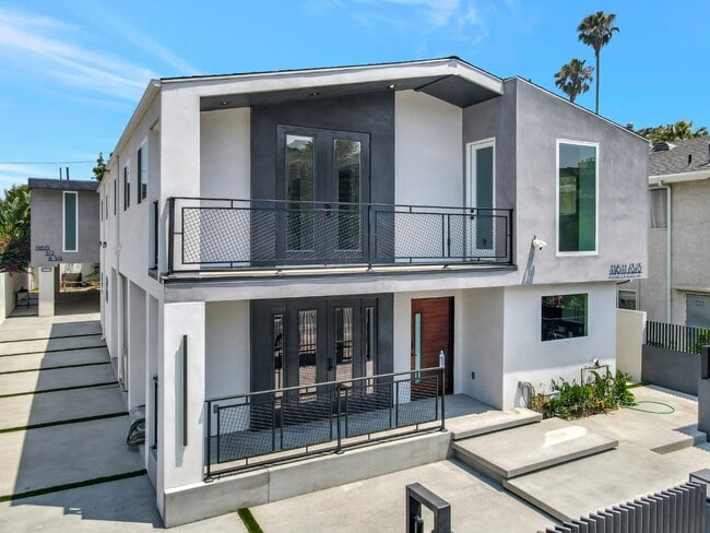 Building Photo - Modern 1BR in NoHo w/ Luxury European Finishes