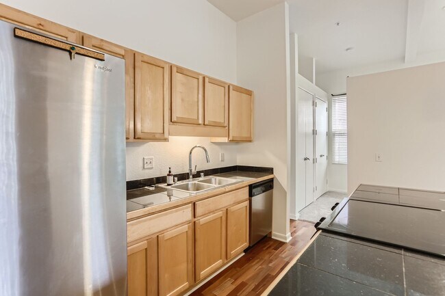 Building Photo - Bright & Spacious Studio in LoHi - Avail. ...