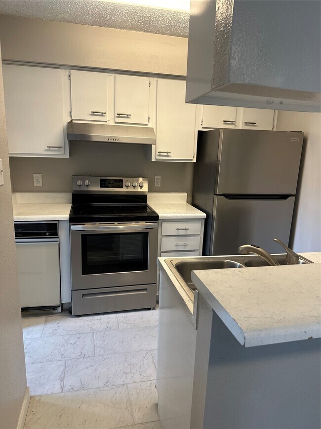 Building Photo - 700 Thicket Ln