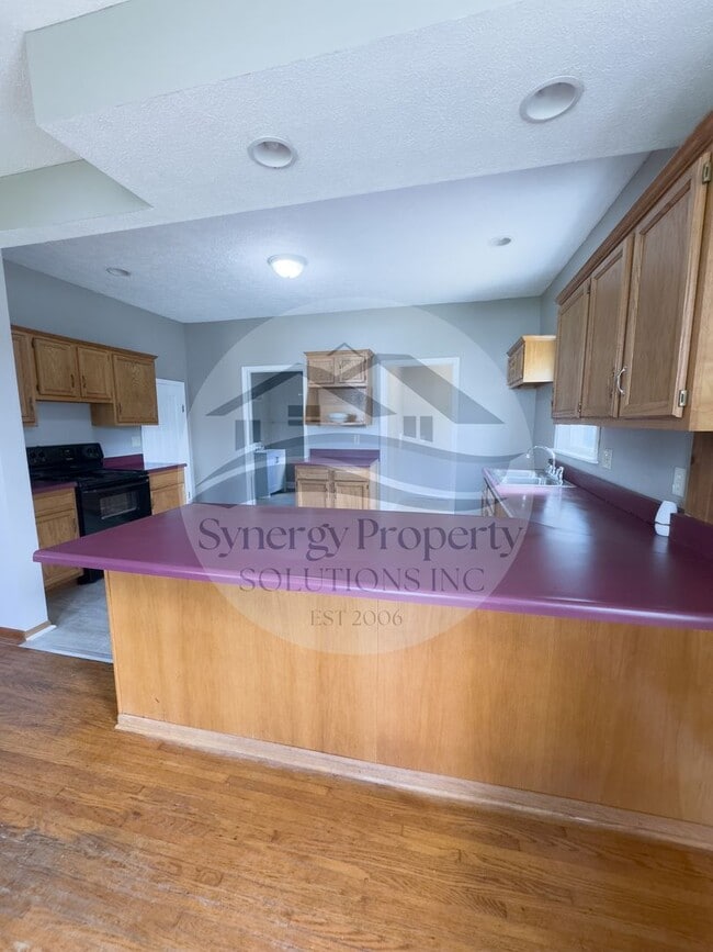 Building Photo - LARGE CRESTLINE HOUSE