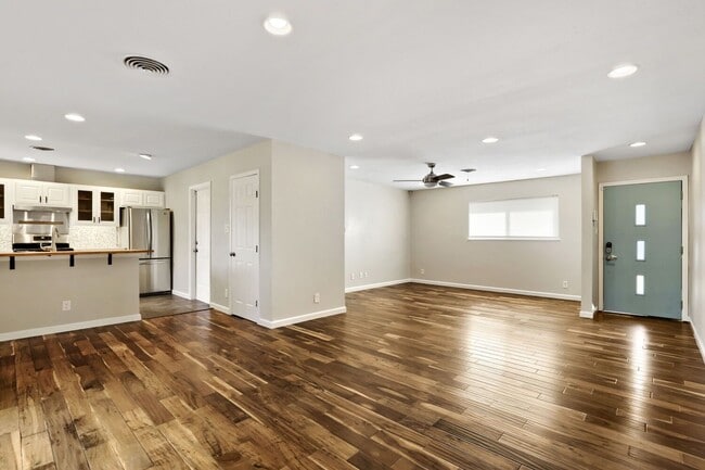 Building Photo - 5716 Wellington Dr