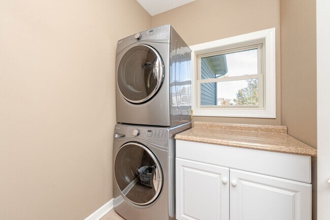 Building Photo - Five Bedroom Home in Kalamazoo