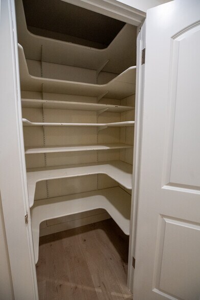 Building Photo - 384 Crazy Horse Canyon Rd