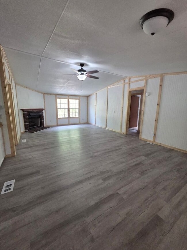 Building Photo - $1,800 - 3 Bedroom 3 Bathroom Unfurnished Home in Tatham Mountain Park