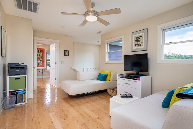 Building Photo - Charming Modern Home in Kenilworth