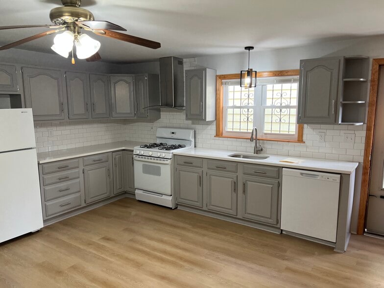 Primary Photo - 110 Elm St