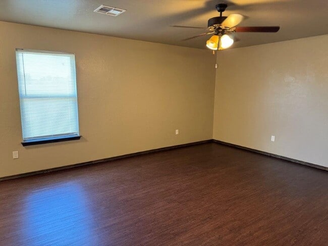Building Photo - 3 bed 2 bath duplex in Chickasha! Ready fo...