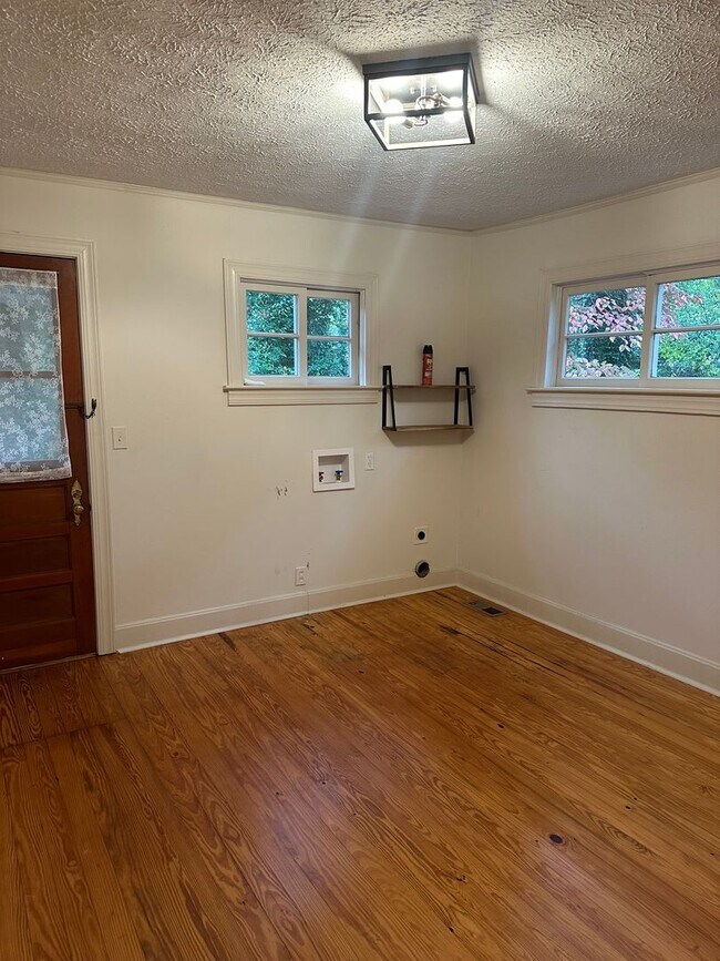 Building Photo - 566 Mulberry Ln