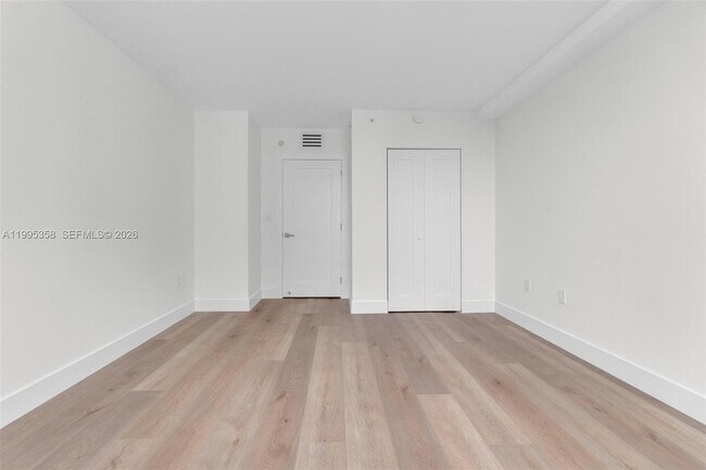 Building Photo - 1155 Brickell Bay Dr