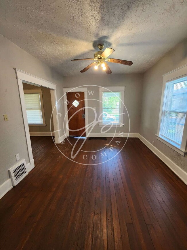 Building Photo - 3 bed 1 bath with bonus room on 1st floor