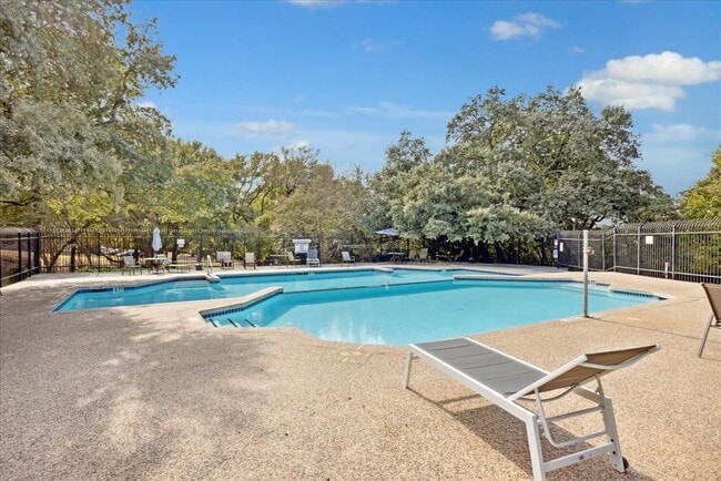 Building Photo - 1015 E Yager Ln