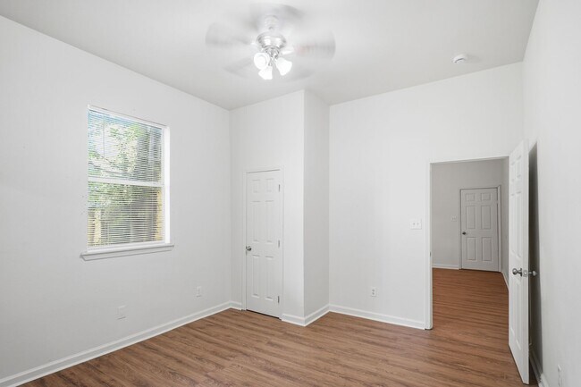 Building Photo - 2522 N Prieur St