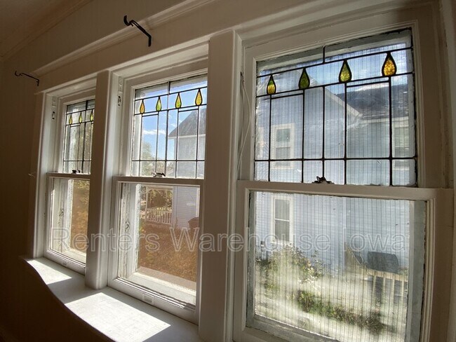 Building Photo - 1622 E 8th St