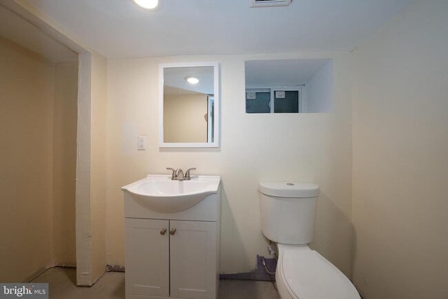 Building Photo - 622 Spring Ave