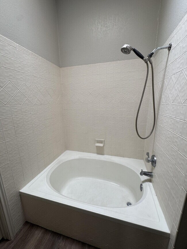 Building Photo - 6118 8th Dr