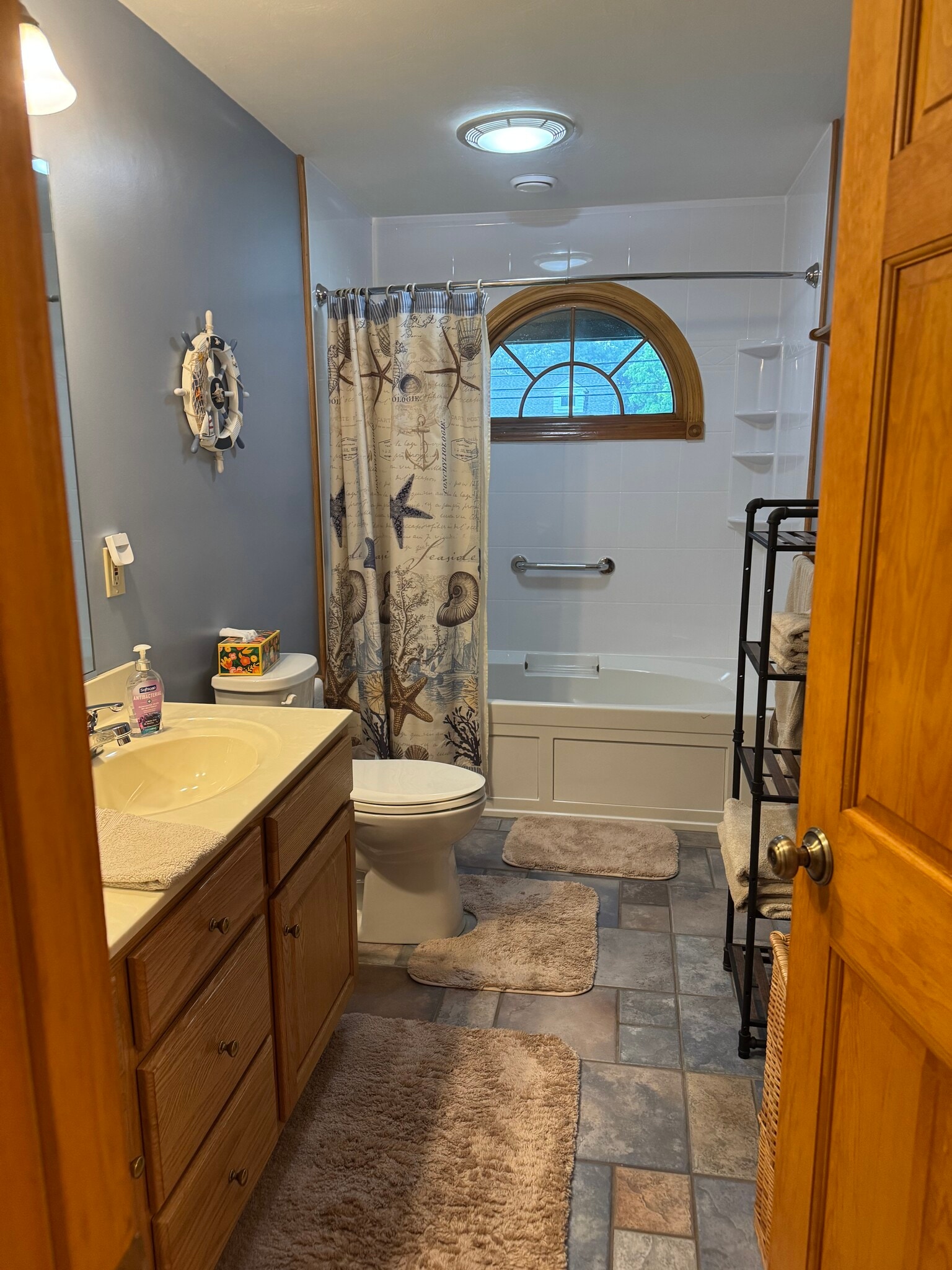 Shared bathroom - 421 Oakhill Ave