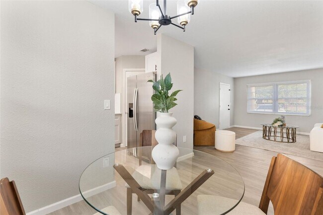 Building Photo - Updated beautiful 2/1 condo