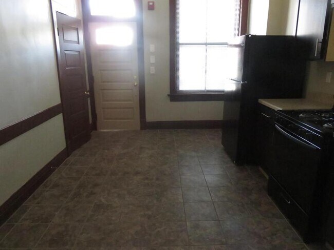 Building Photo - 604 W 3rd St