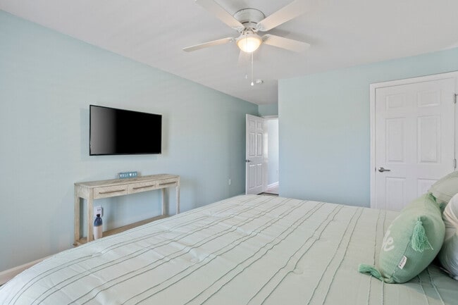 Building Photo - 2421 Beachview Dr