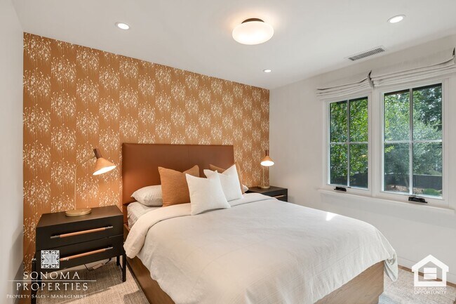 Building Photo - 3 Bedroom Exquisitely Furnished Home