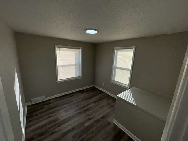 Building Photo - Spacious 3-Bedroom Colonial