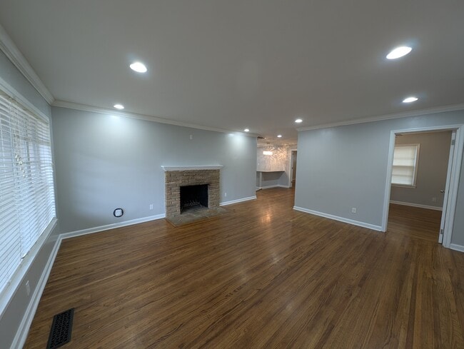 Building Photo - 1135 E 49th St