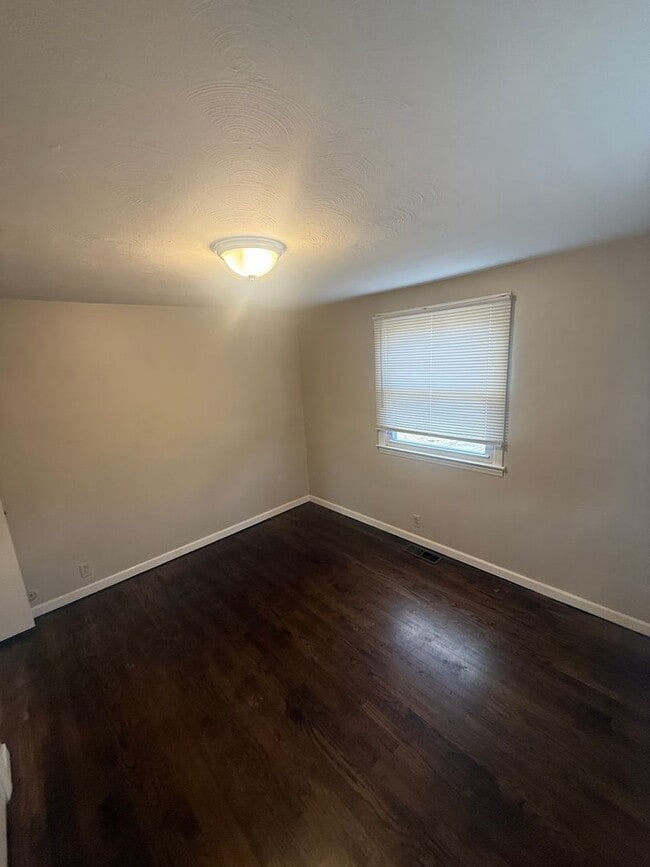 Building Photo - 3-4 Bedroom 1 Bath cape with garage in Liverpool Schools