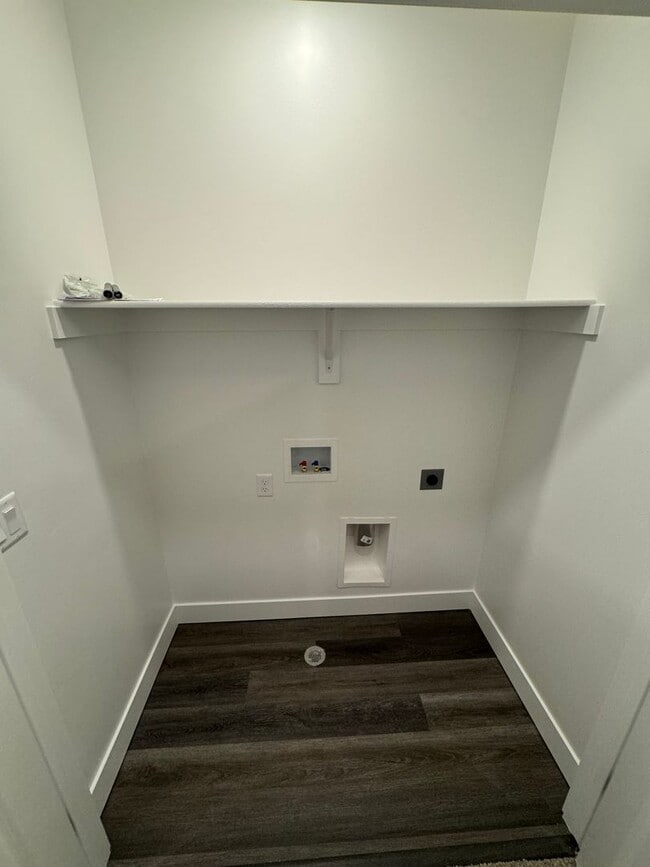 Building Photo - Brand new Townhome in Daybreak!