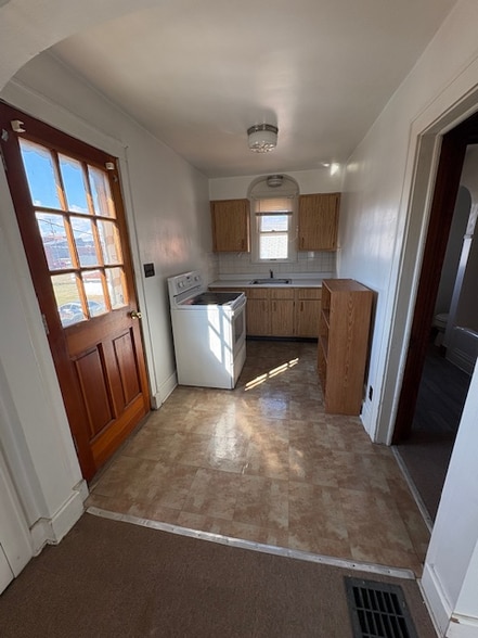 Building Photo - 46 S Hickory St